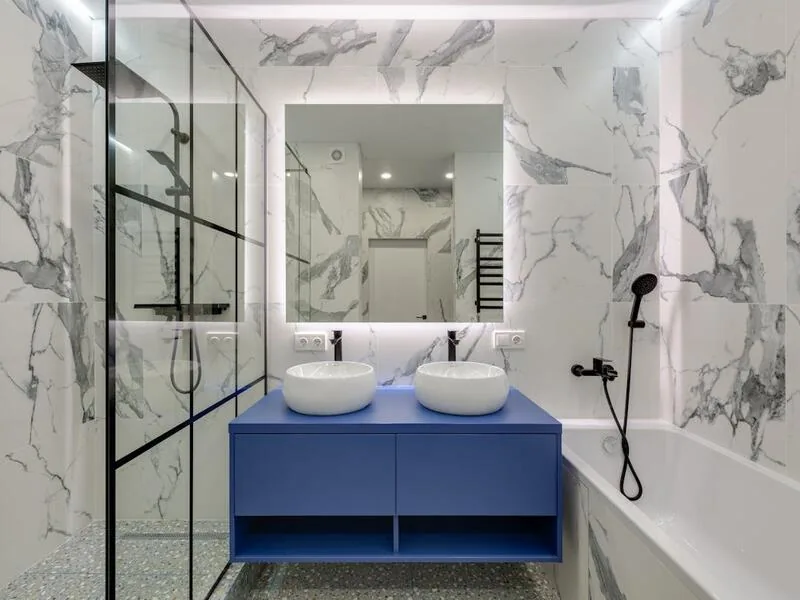 Glass-enclosed walk-in shower with dual shower heads, Apex bathroom by Ridgeway